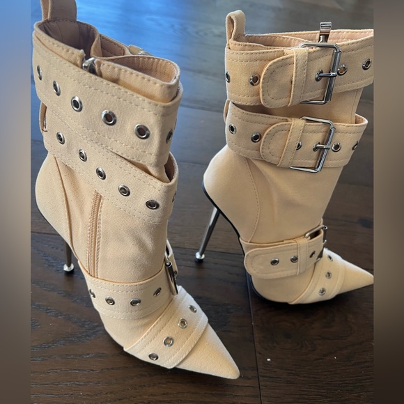 NEW sexy booties - Picture 1 of 2